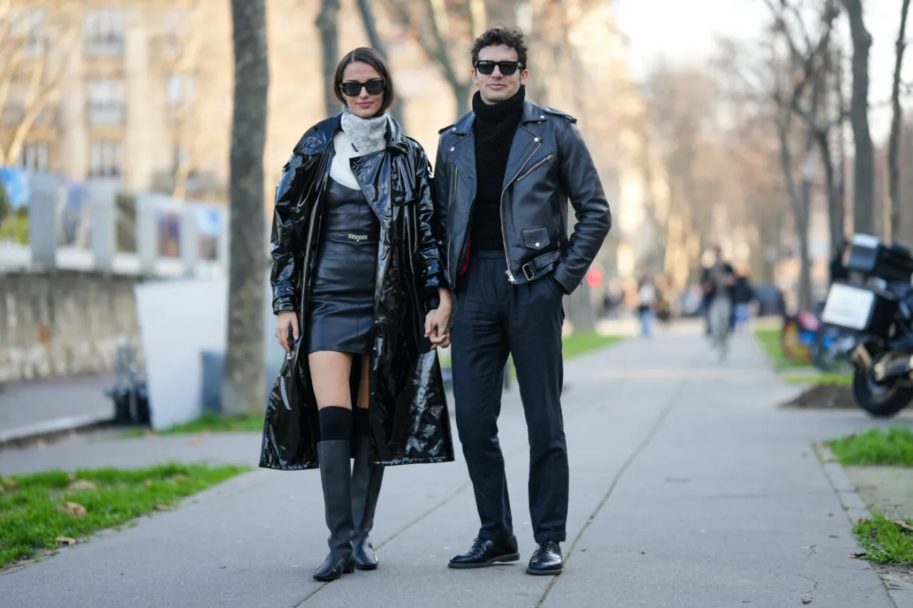 Eleganckie, czarne p&oacute;łbuty to idealne dopełnienie stylizacji faceta w sk&oacute;rzanej kurtce.