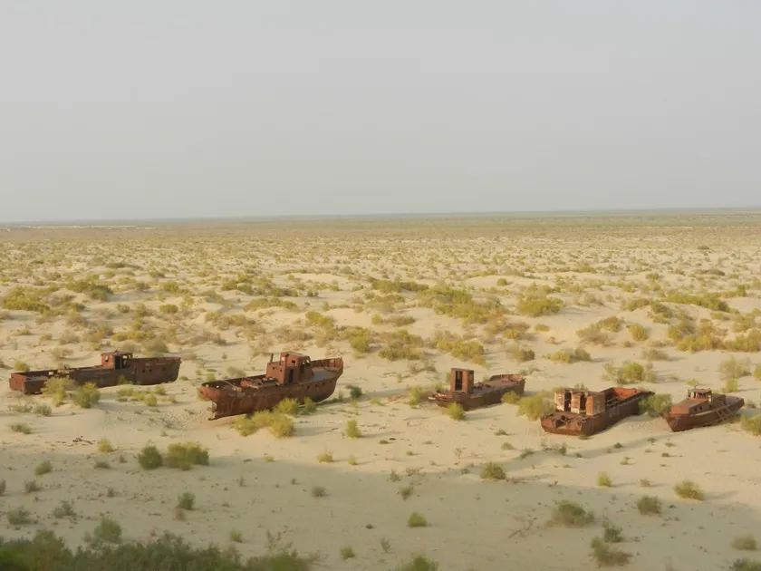 Wraki statk&oacute;w Mujnak Jezioro Aralskie