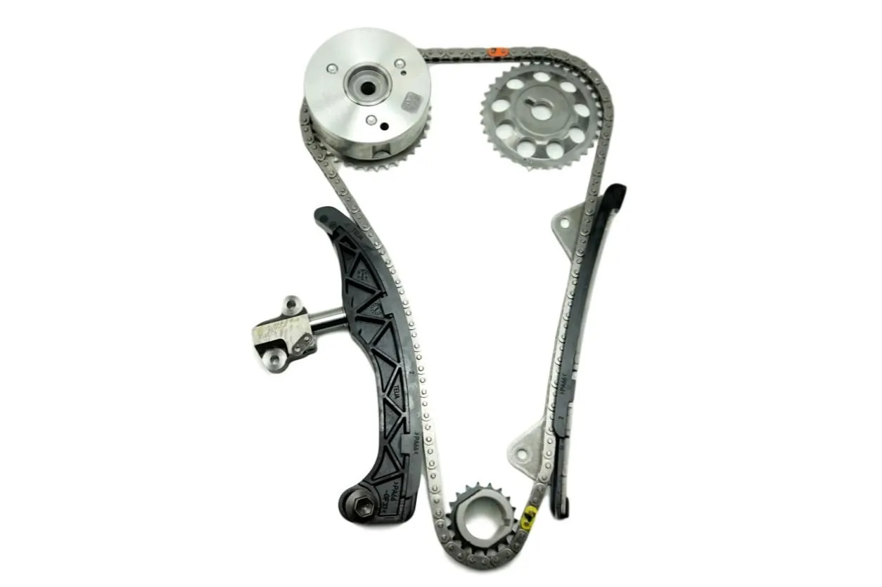 Zestaw rozrządu do Toyota Aygo: łańcuch, napinacz i koła zębate. Zapewnia trwałość i precyzję pracy silnika.