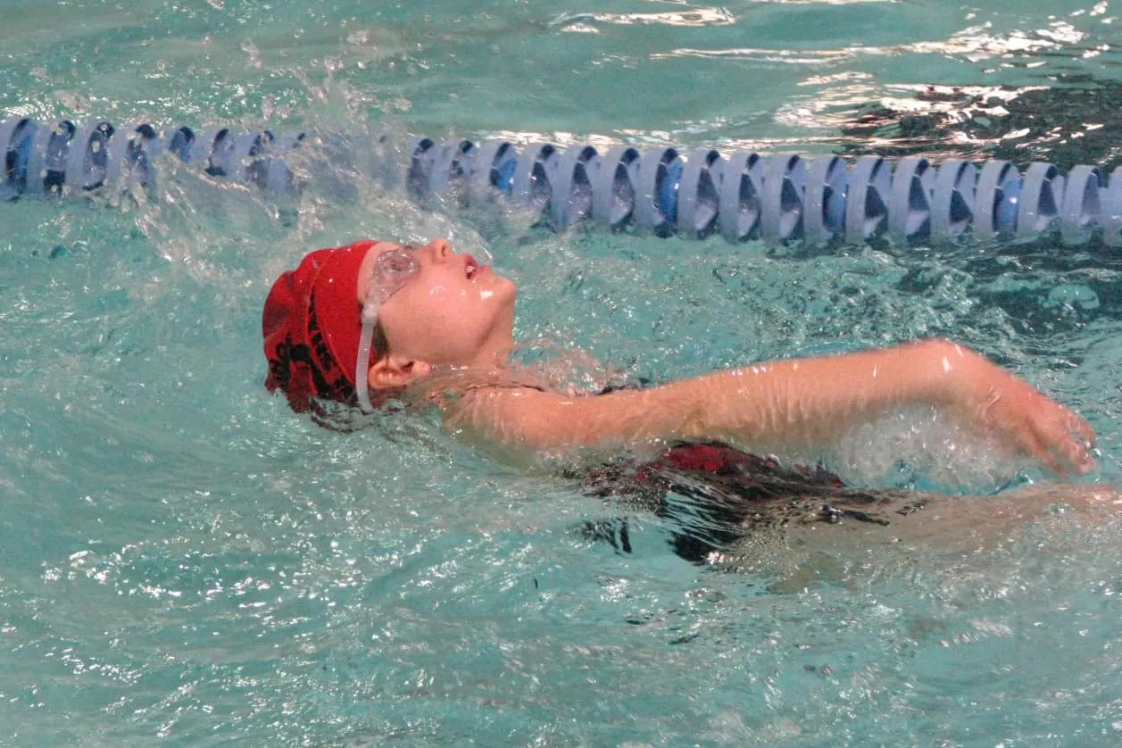 osoba unosi się na plecach w basenie