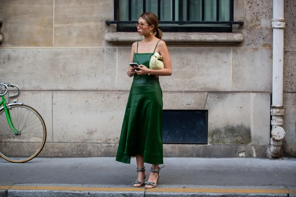 Dodatki do butelkowej zieleni buty torebki biżuteria