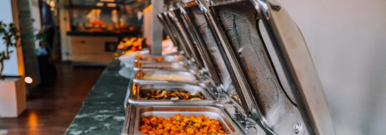 przedsiębiorca analizujący fakturę VAT catering