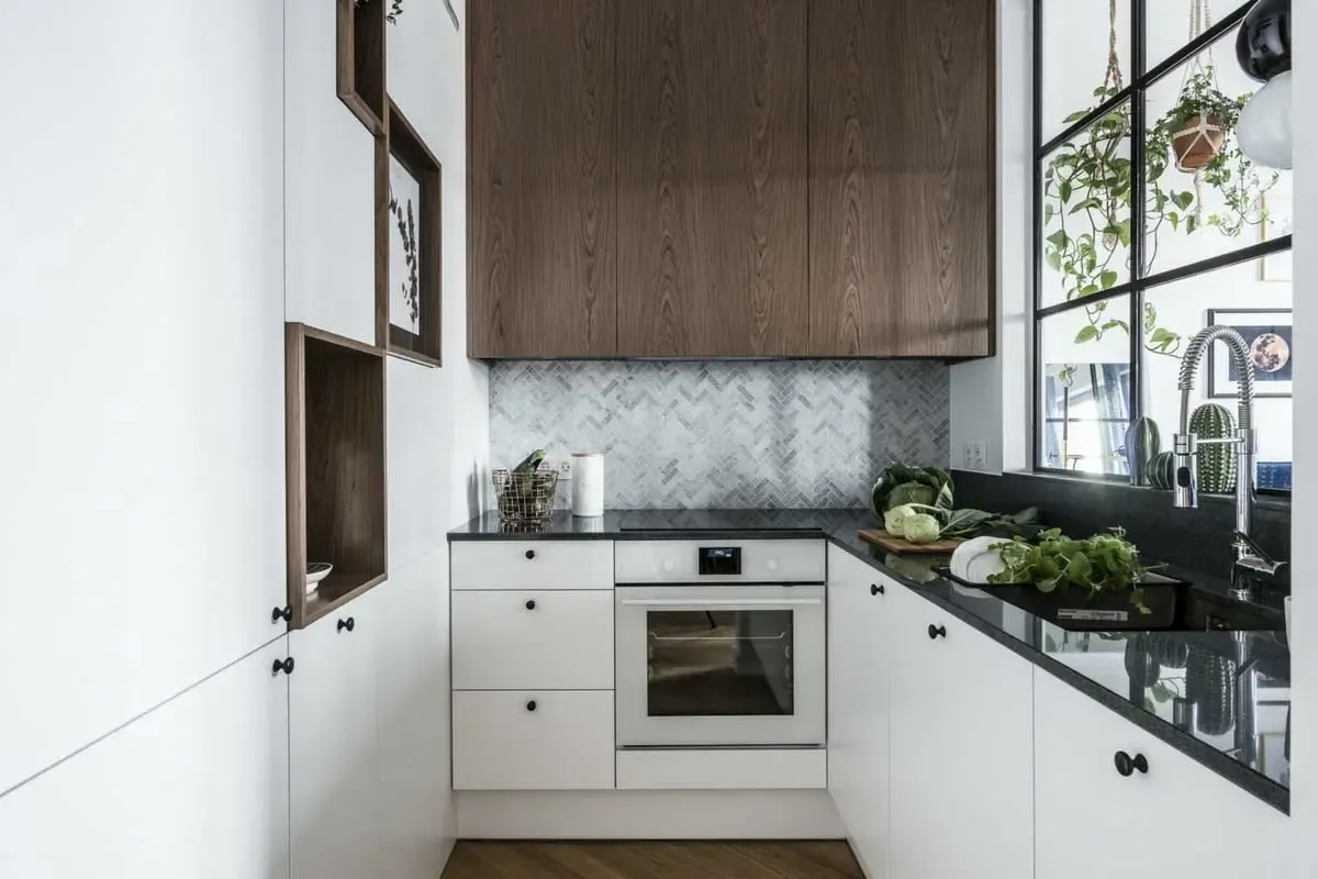 drewniana kuchnia z jasnym blatem, drewniana kuchnia z ciemnym blatem