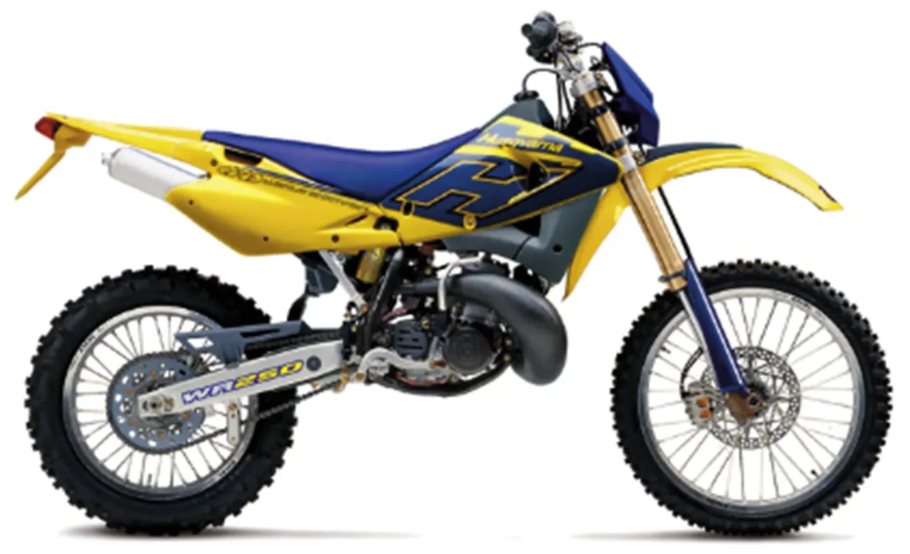 Ż&oacute;łto-niebieski motocykl Husqvarna WR 250, gotowy do terenowej jazdy. Ile koni ma ten model?