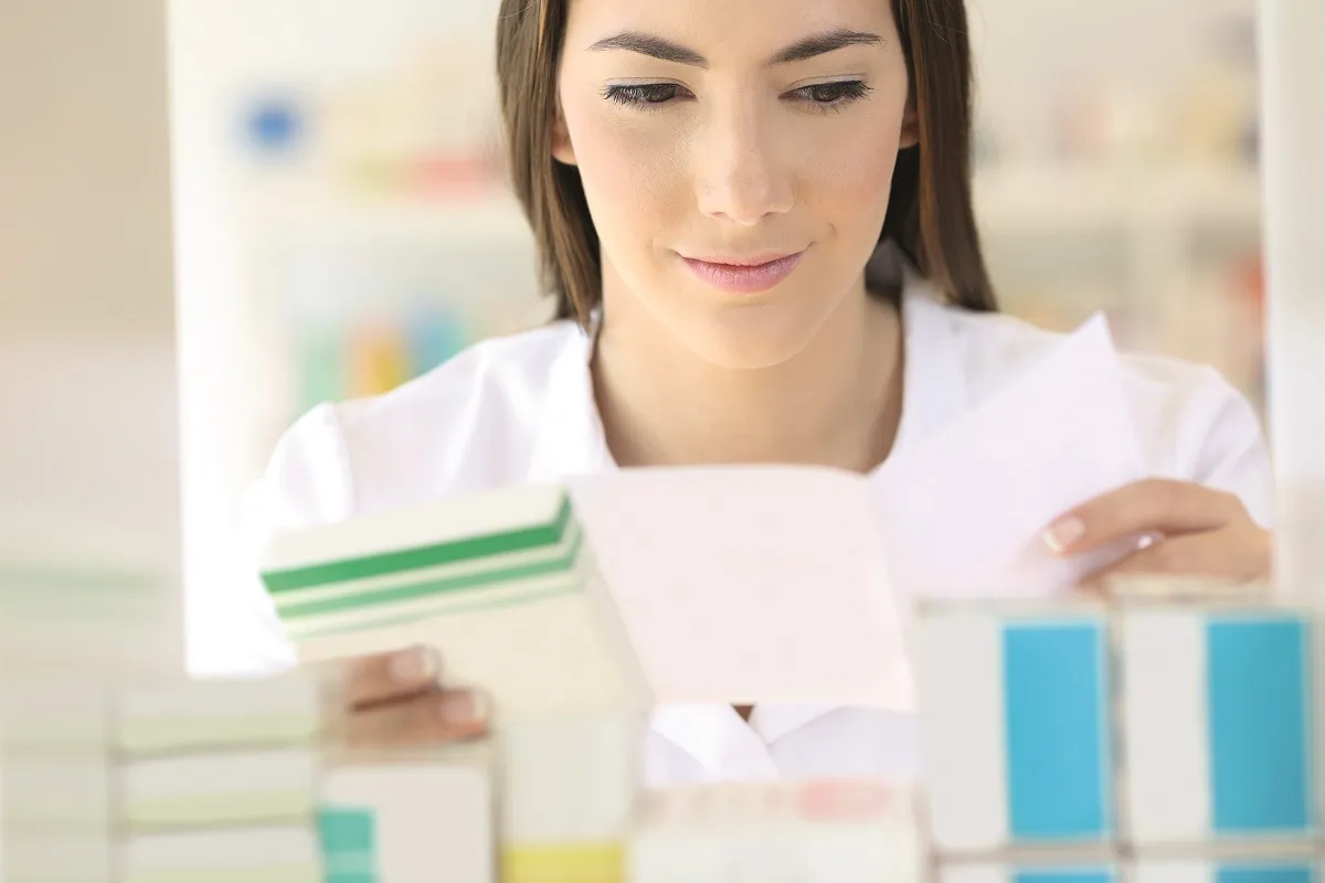 osoba czytająca ulotkę leku