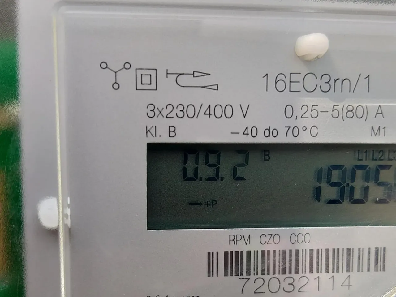 Cyfrowy licznik centralnego ogrzewania pokazuje 0.9.2 i 190.5. Dowiedz się, jak odczytać licznik centralnego ogrzewania.