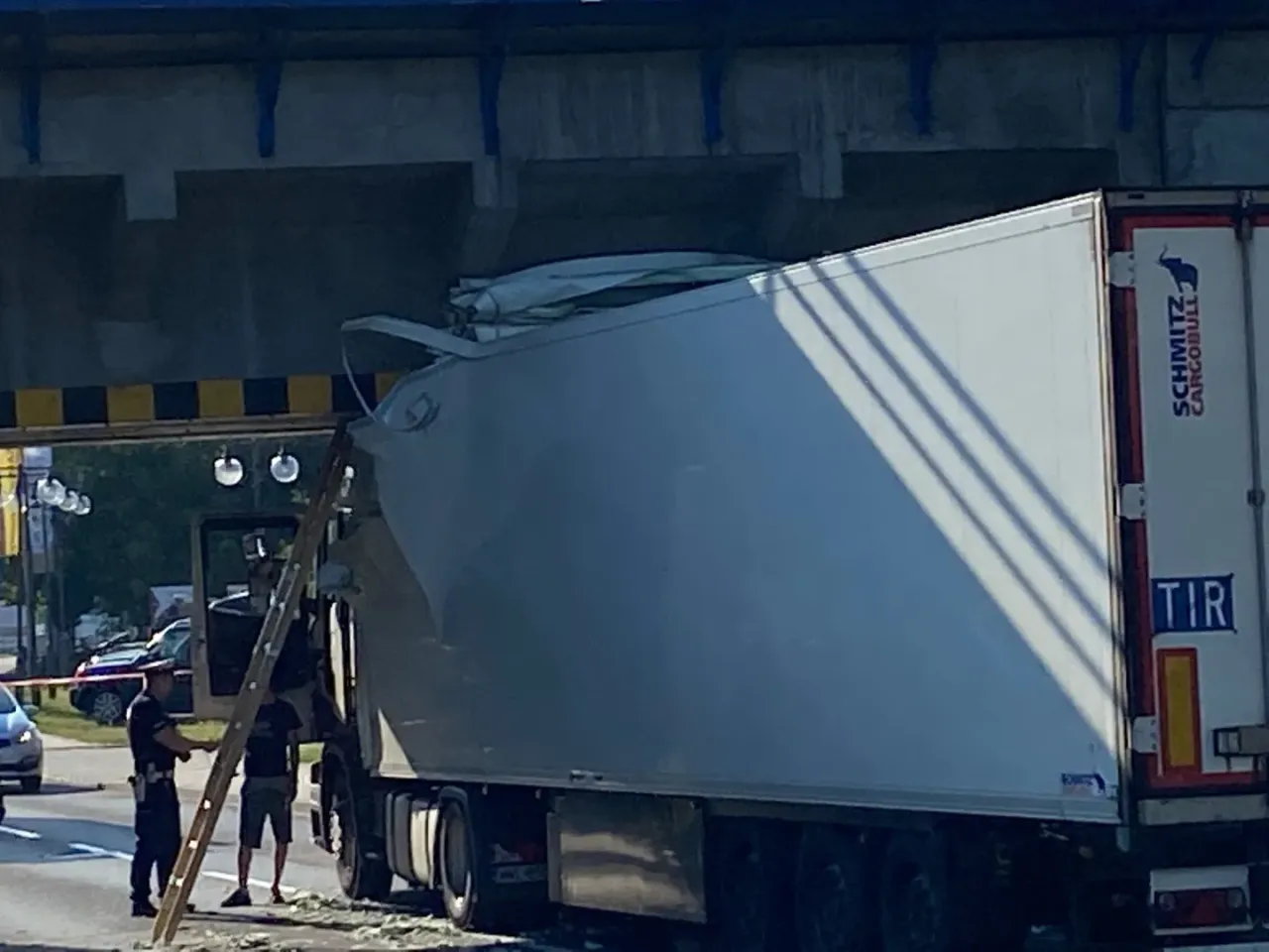 ciężar&oacute;wka zaklinowana pod wiaduktem