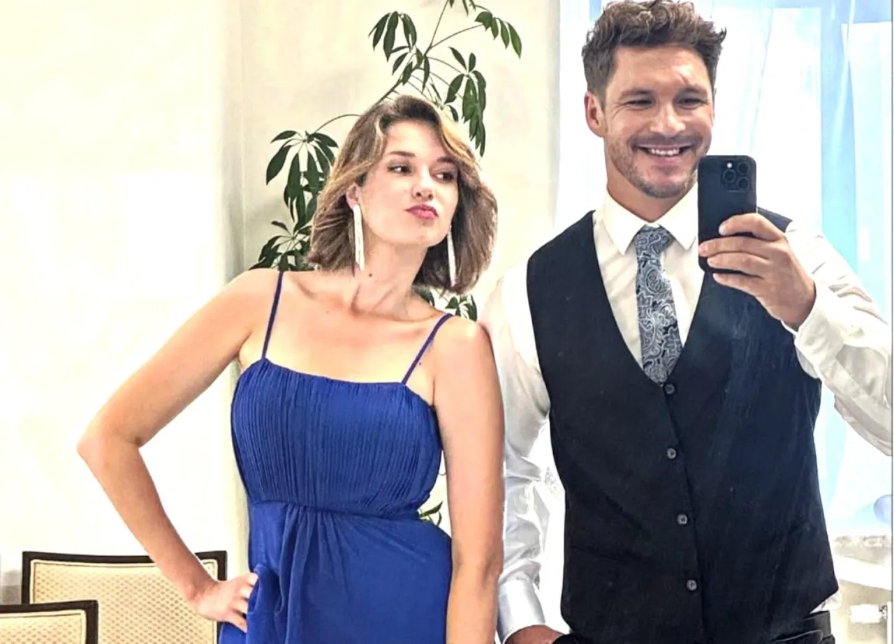 Para zjawiskowa, jak z m jak miłość, pozuje do selfie. Ona w niebieskiej sukience, on w eleganckiej kamizelce.