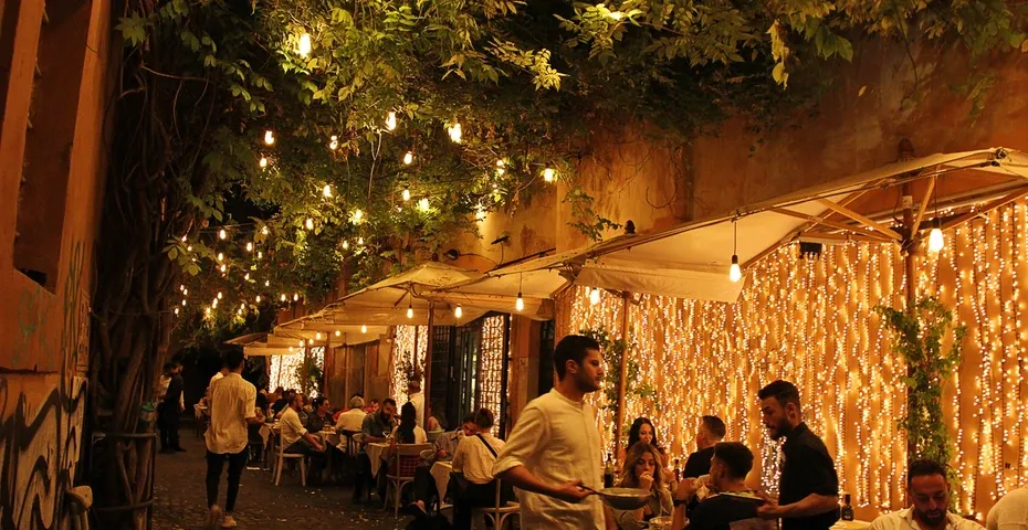 Urokliwe brukowane uliczki Trastevere nocą