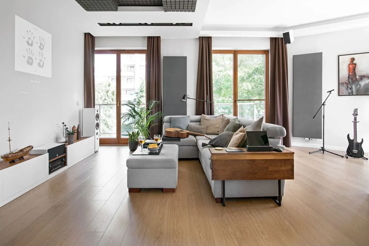 Tekstylia i drewno w szarym salonie