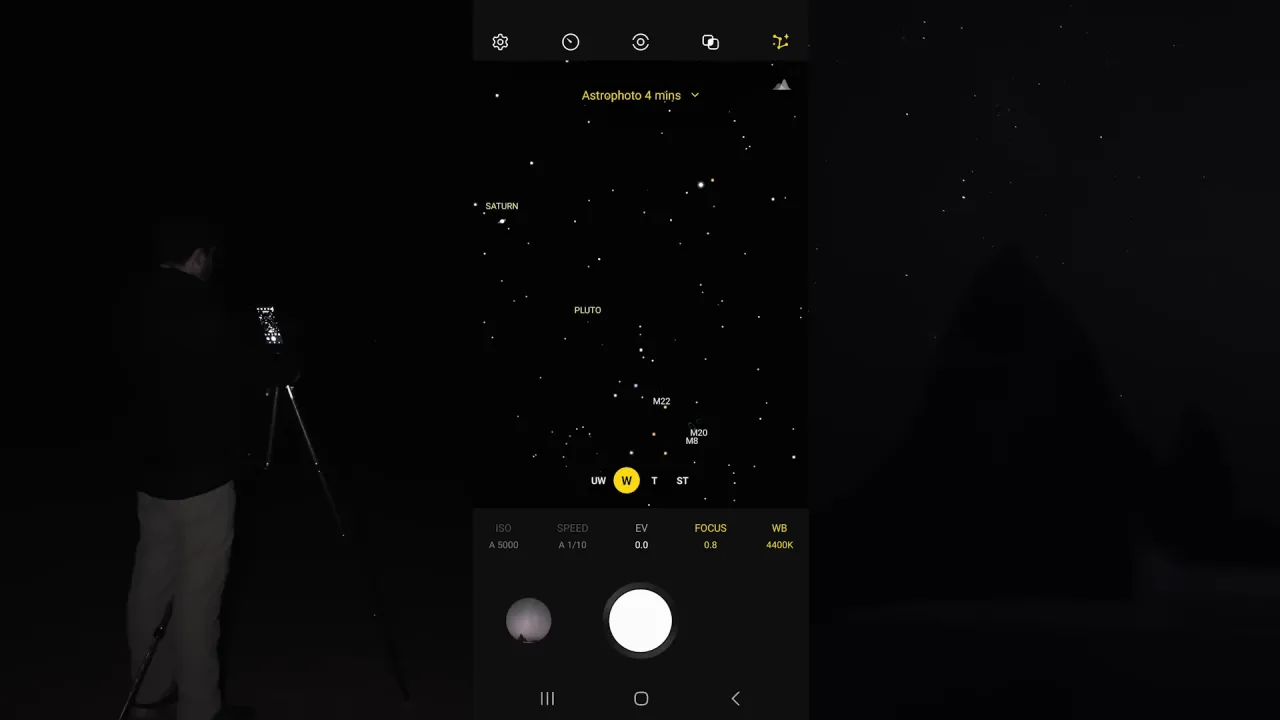 Ustawienia aparatu Samsung S22 do astrofotografii: ISO 5000, czas 1/10s, ostrość 0.8. Widok nocnego nieba z zaznaczonym Saturnem.
