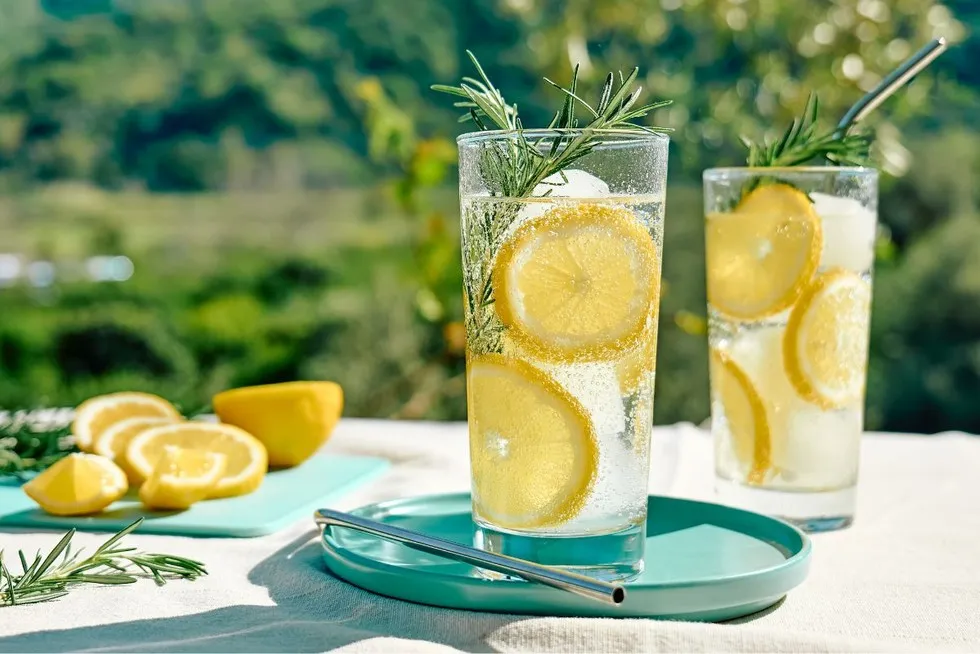 Zdjęcie Pyszne drinki z wodą gazowaną i cytryną, które orzeźwiają każdego dnia
