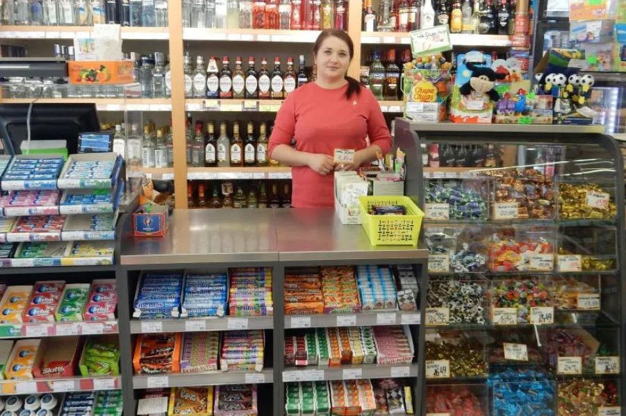 asortyment w sklepie convenience papierosy napoje słodycze