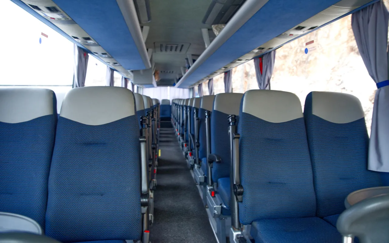 Wnętrze autokaru turystycznego z rzędami siedzeń
