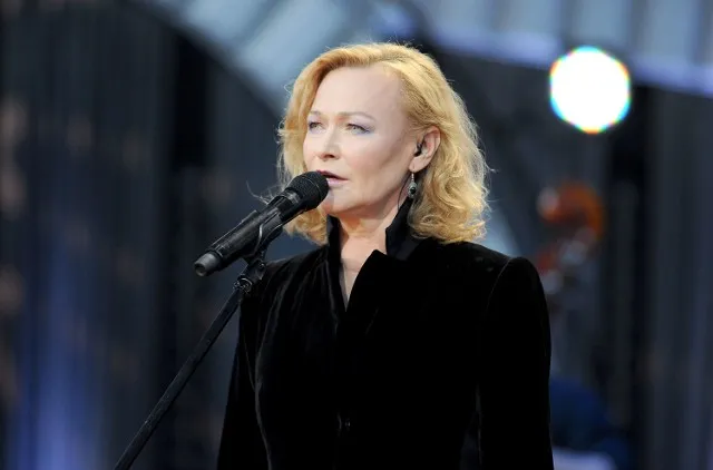 Edyta Geppert na scenie podczas koncertu