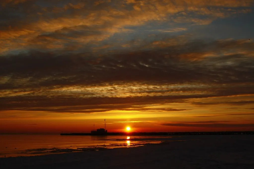 Wschód słońca nad Bałtykiem z widokiem na molo w Sopocie
