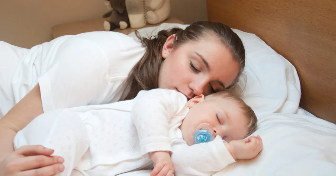 Mama i dziecko śpią razem. Czy dziecko powinno spać z rodzicami? To pytanie, na które odpowiedź jest w tym obrazku.