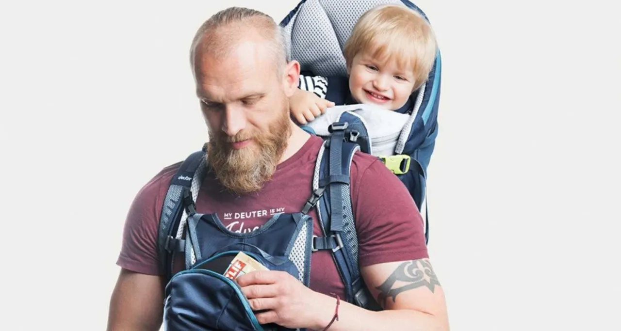 dziecko w nosidle ergonomicznym wózek terenowy góry