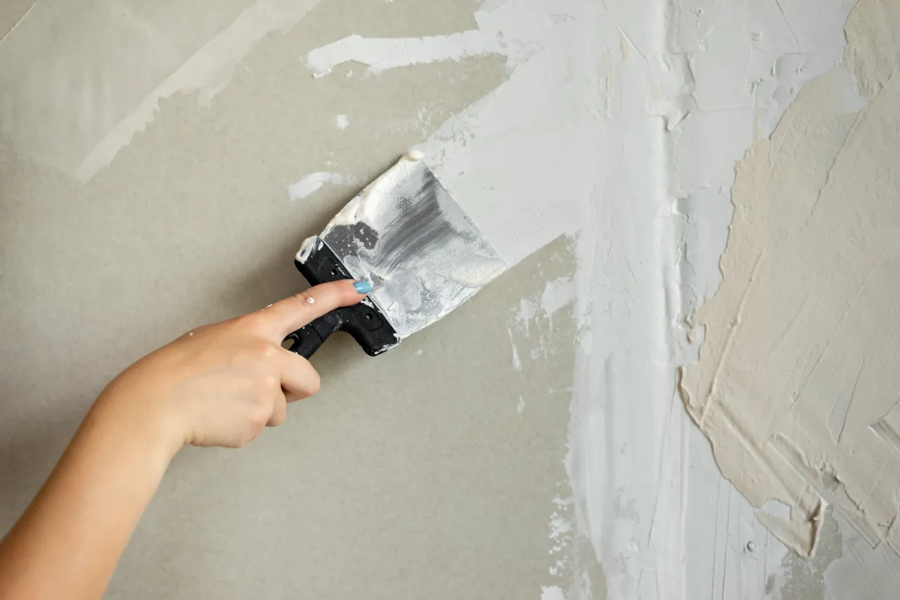 Przygotowanie tynku mozaikowego do malowania gruntowanie