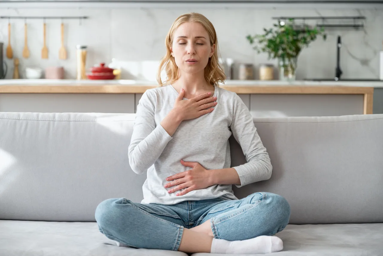 osoba wykonująca ćwiczenia oddechowe, spokojna, relaks
