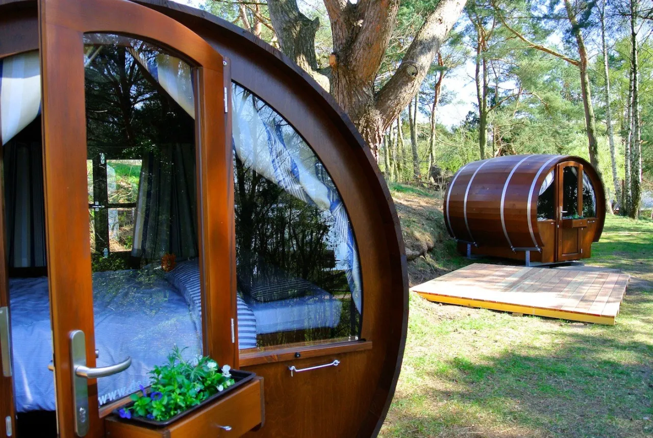 Naturcamping ZWEI SEEN Blockhaus Safarizelt Schlaf-Fass Stellplatz