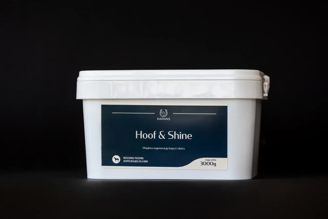 Białe wiaderko z produktem 