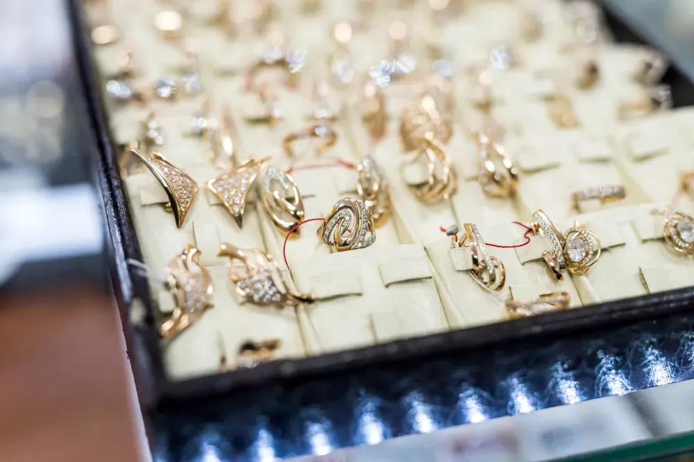 porównanie biżuterii srebrnej pozłacanej sztucznej