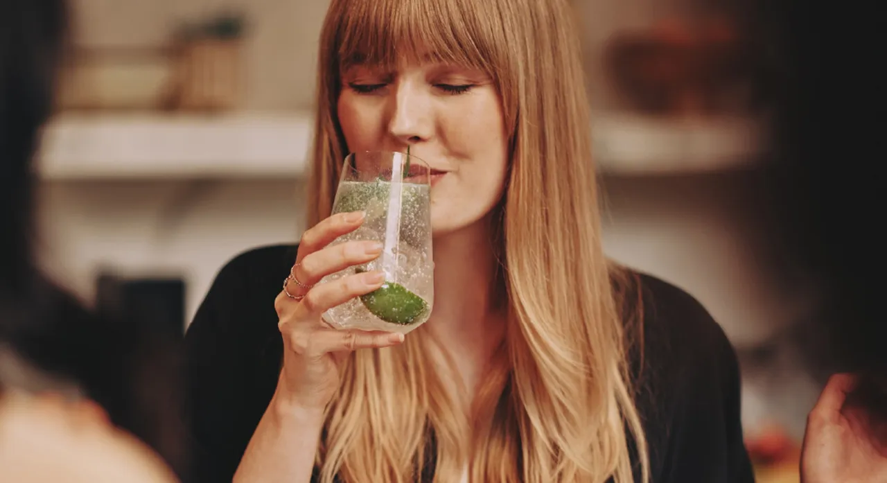 domowe drinki w butelkach na imprezę