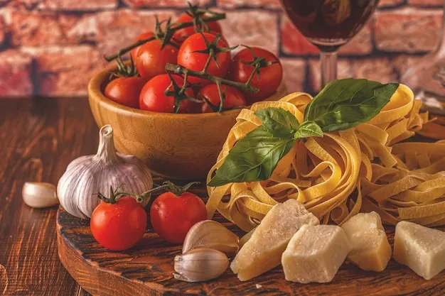 ingredientes frescos para pasta italiana sobre una mesa de madera
