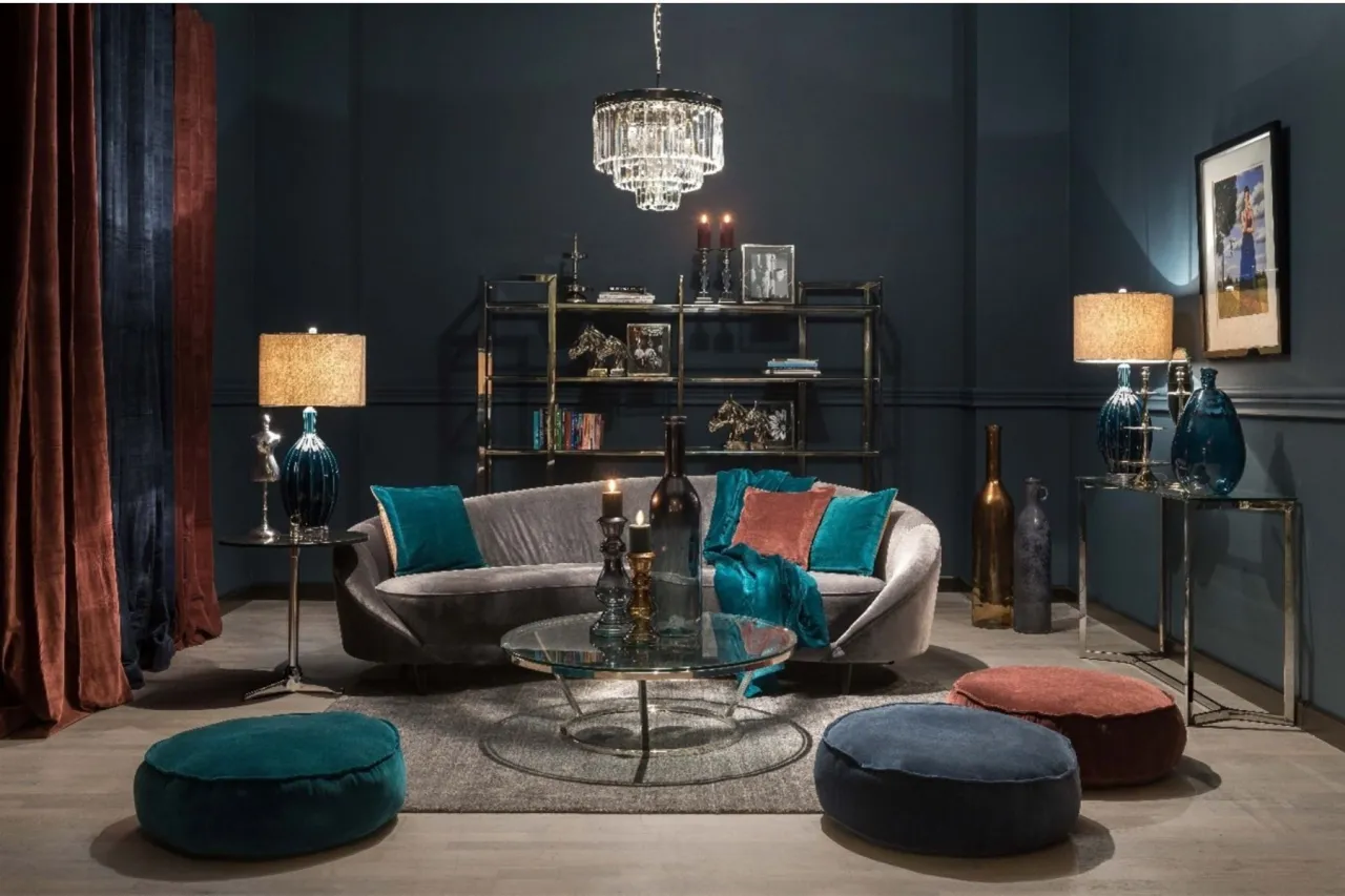 Granatowe ściany w salonie z jakimi kolorami łączyć