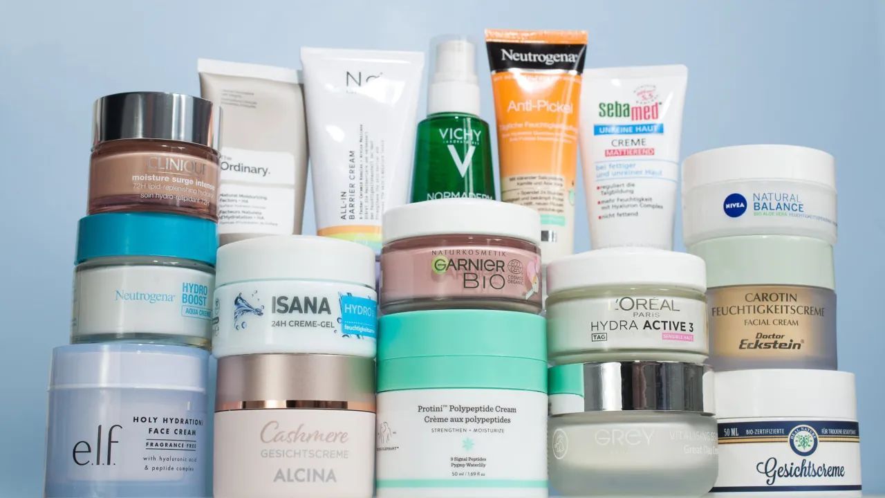 Verschiedene Arten von Feuchtigkeitscremes und Seren