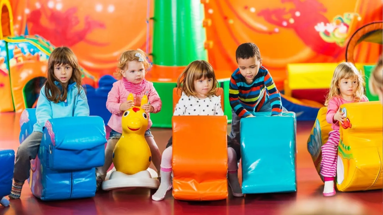 dzieci bawiące się w sali zabaw w deszczowy dzień