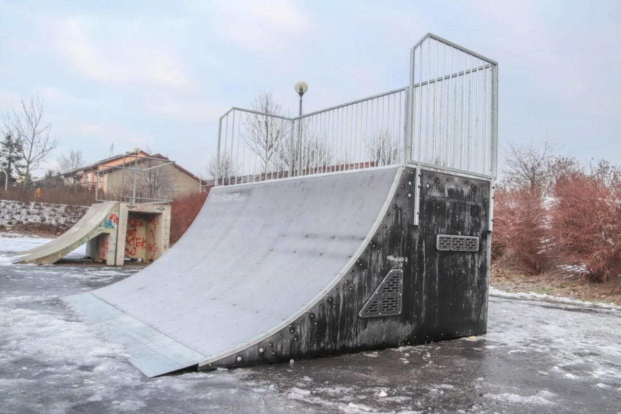 Zdjęcie Skatepark Sieradz - idealne miejsce dla miłośników deskorolki