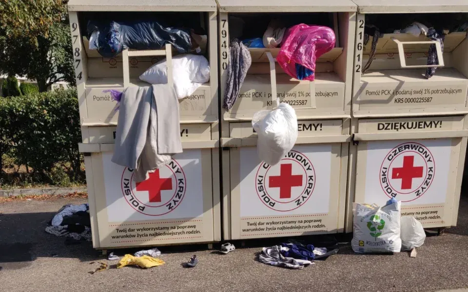 kontenery na odzież PCK a prywatne