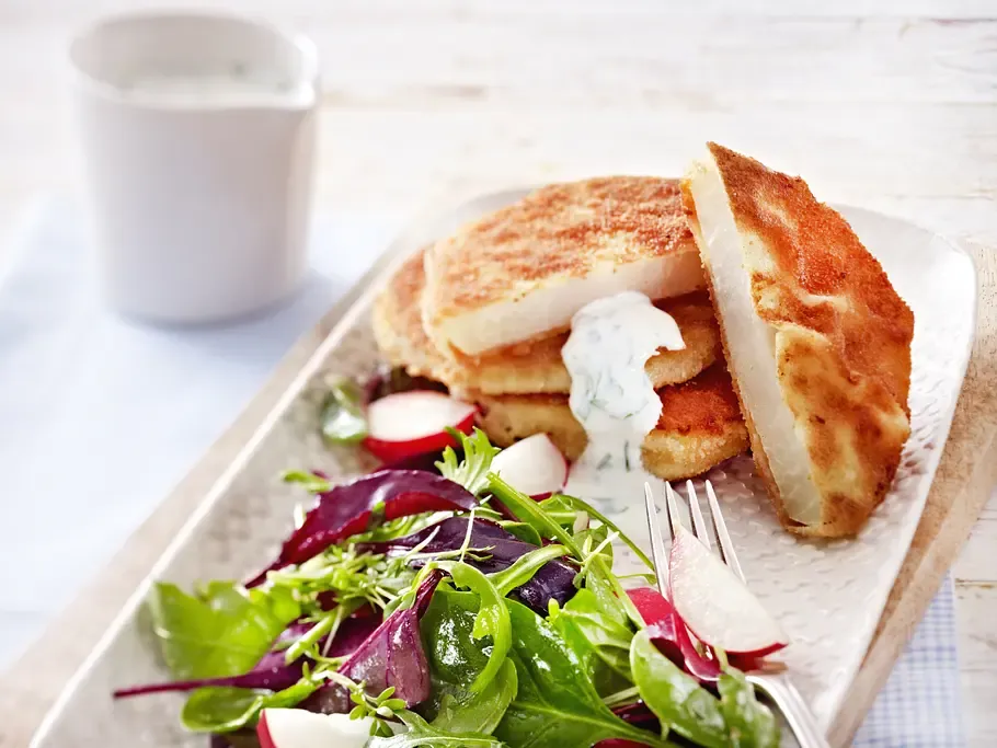 vegetarisches Kohlrabi Schnitzel mit Kräuterdip