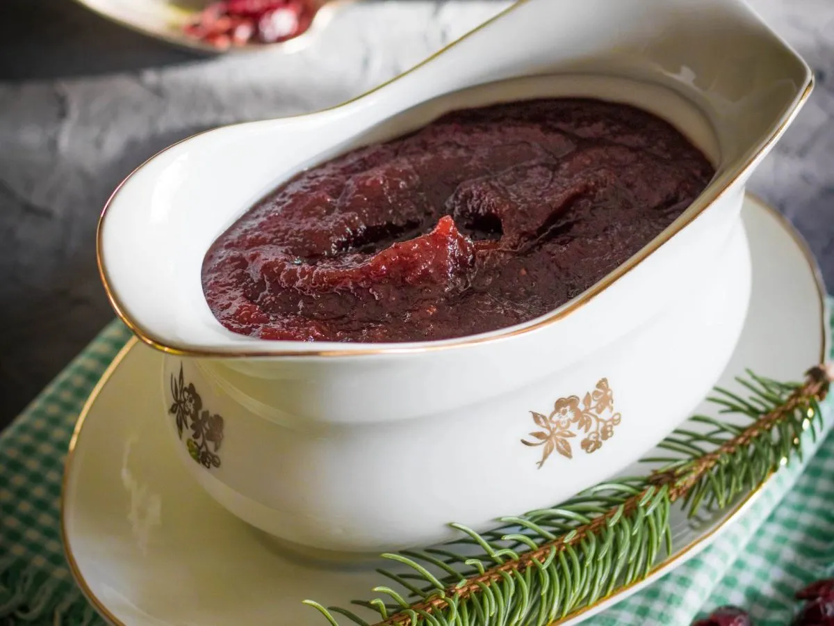 Sos żurawinowy z konfitury w sosjerce, ozdobionej złotym wzorem. Idealny dodatek do świątecznych dań.