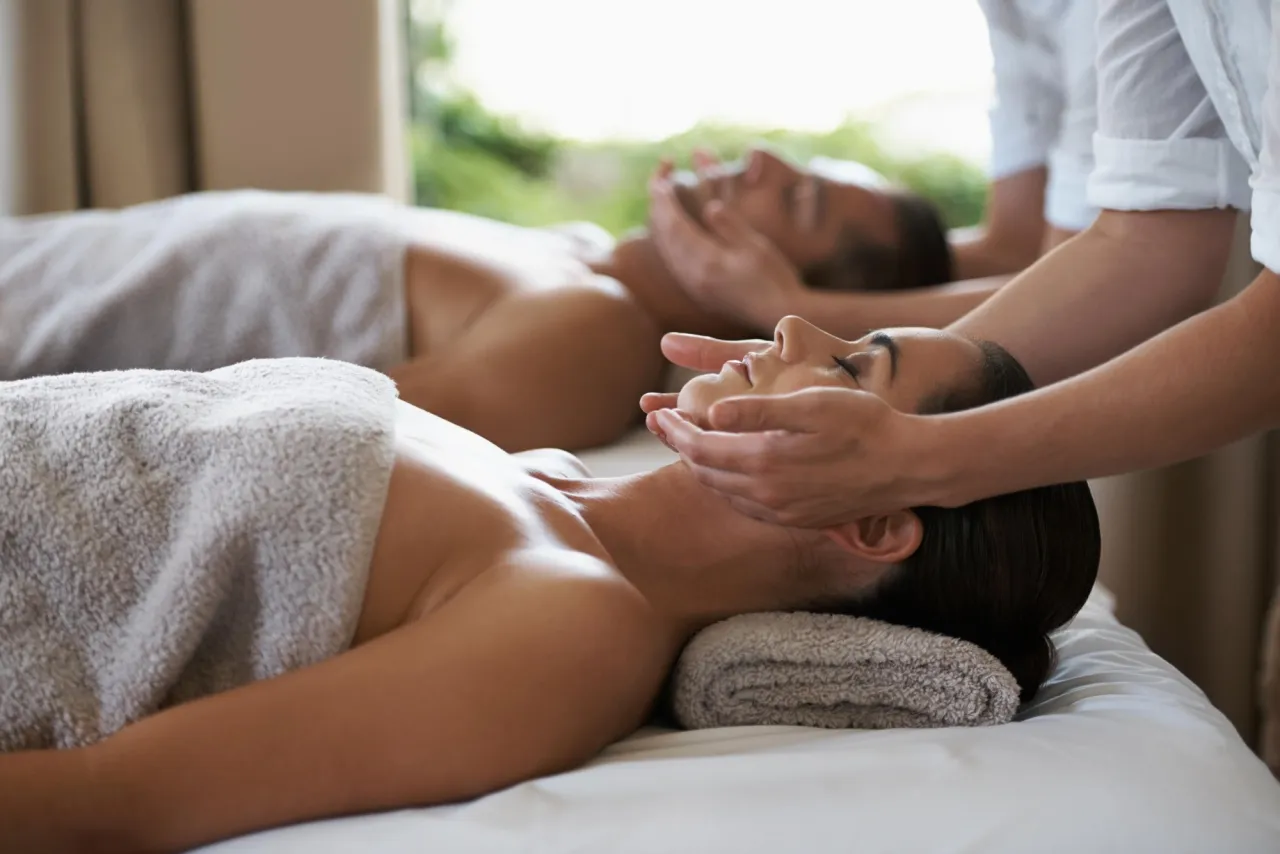 Osoba relaksująca się w strefie wellness spa