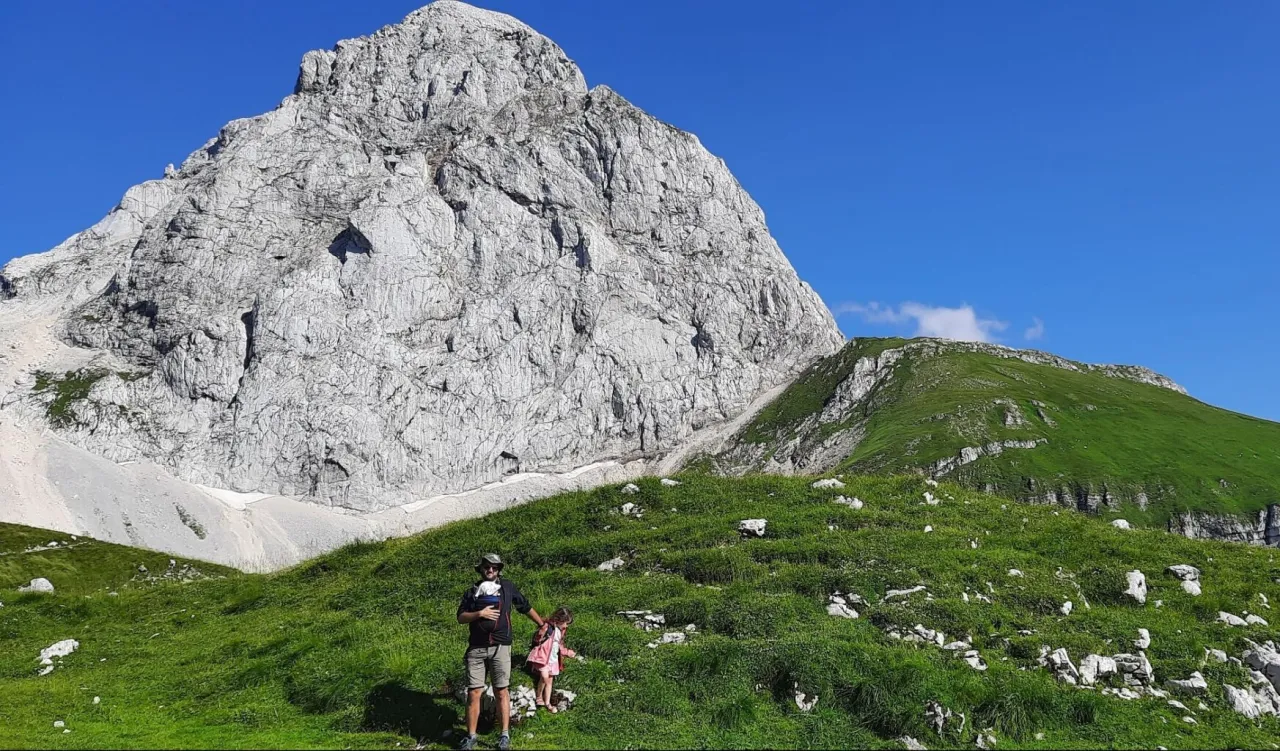 turysta planuje wycieczkę w g&oacute;ry mapa