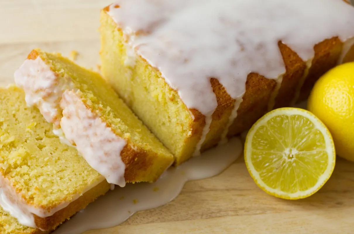 Ciasto mocno cytrynowe przepis: puszysty, żółty keks z lukrem cytrynowym i świeżymi cytrynami. Idealne na deser.