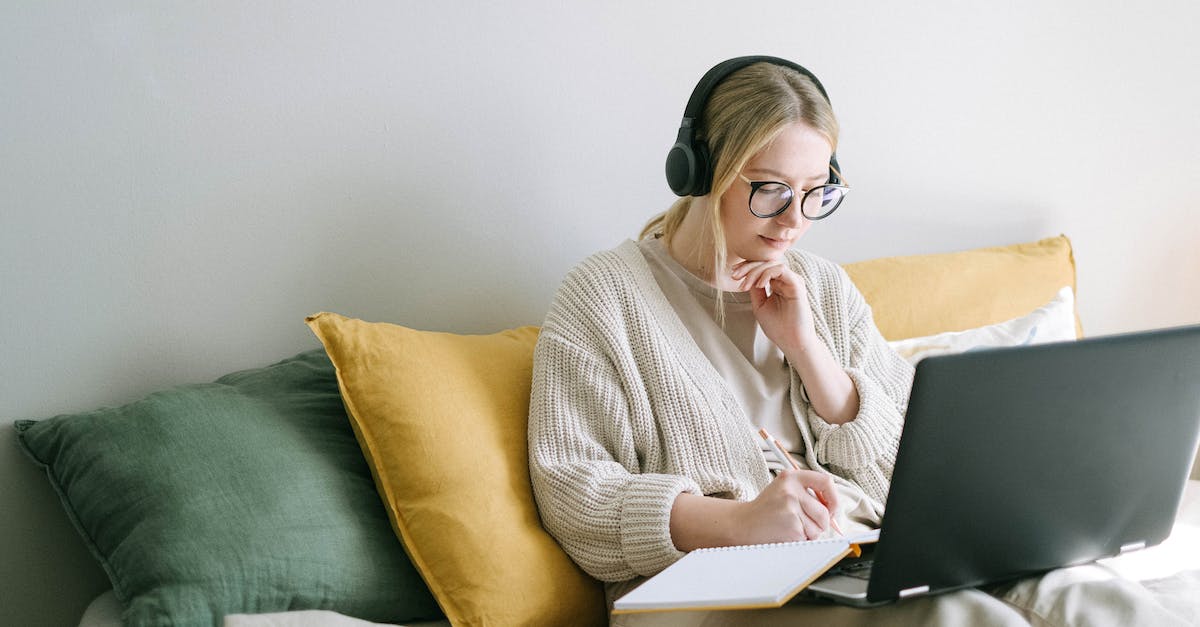 Ile zarabiają programiści frontend junior, mid i senior w 2023?