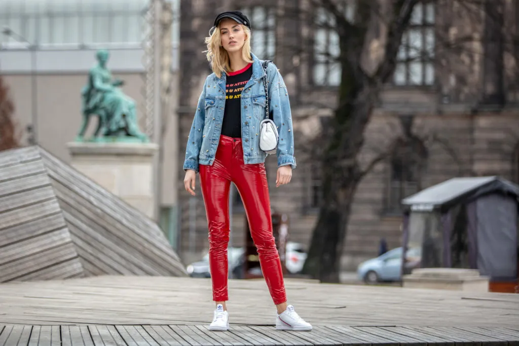 czerwone spodnie stylizacja do pracy smart casual