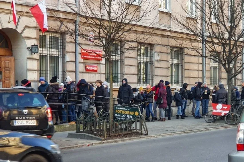 Urząd paszportowy kolejka, polski paszport