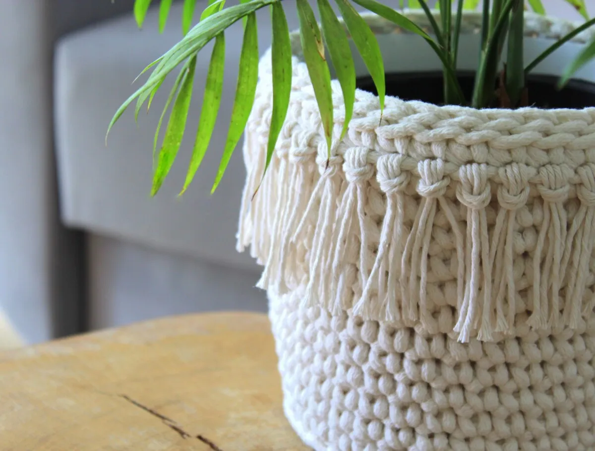 Osłonki na doniczki z makramy i sznurka