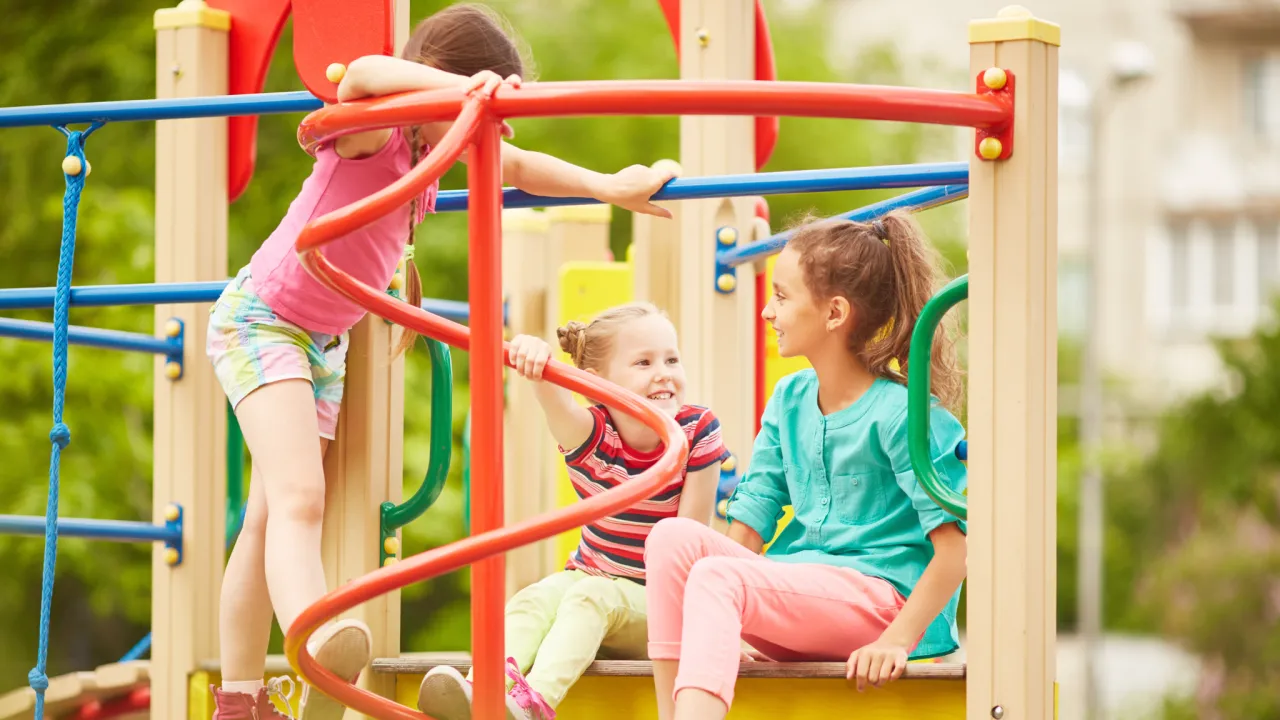 rodzic sprawdza bezpieczeństwo placu zabaw