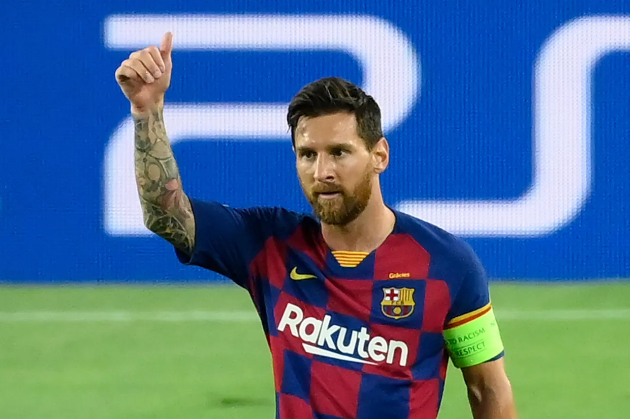 Leo Messi w koszulce Barcelony, z podniesionym kciukiem. Zastanawiasz się, ile Messi zarabia na sekundę?