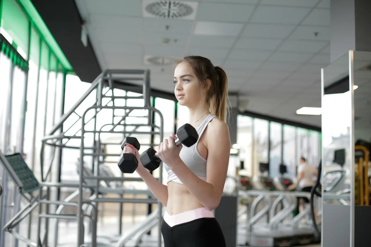 Pusta siłownia rano