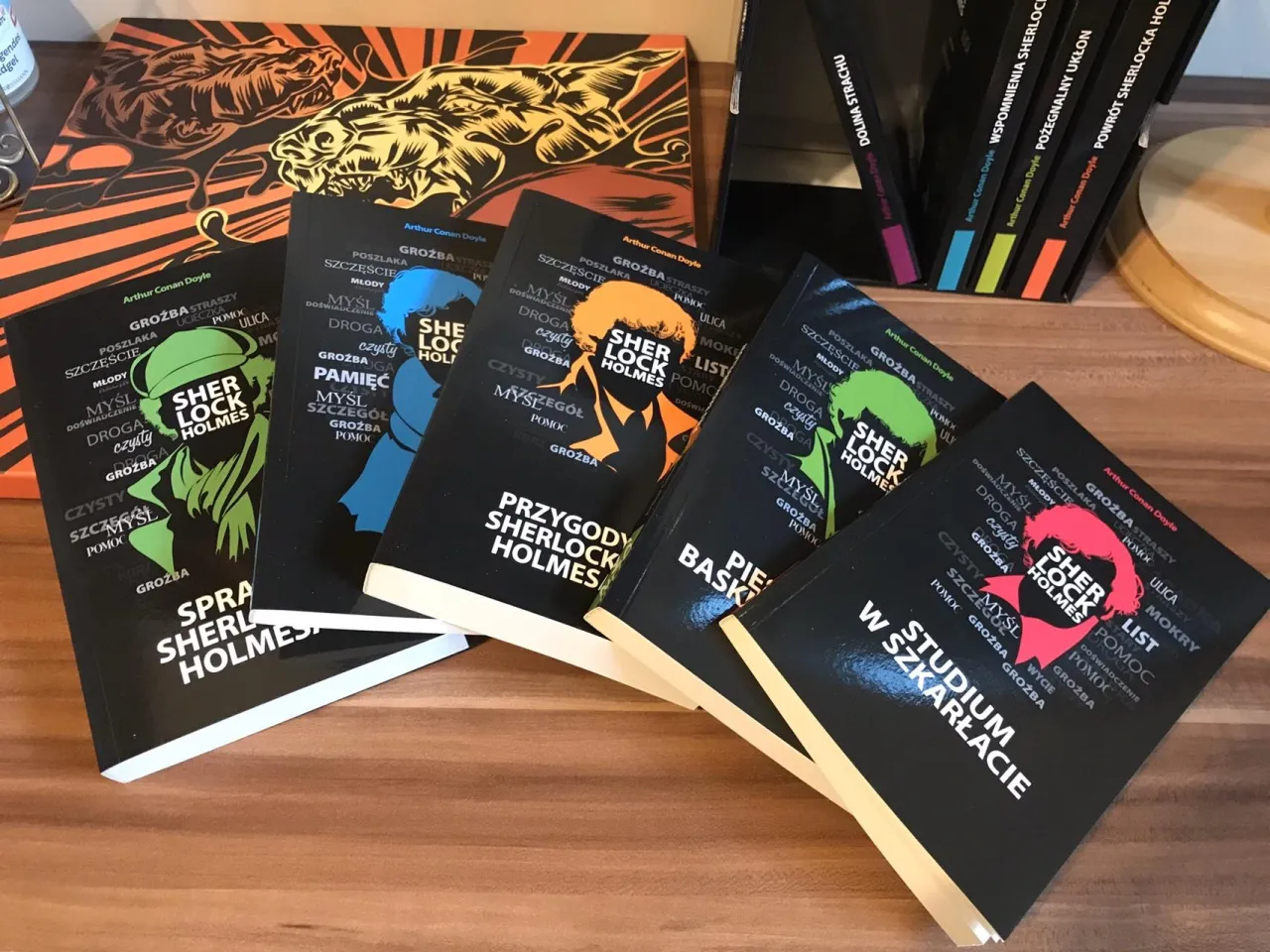 R&oacute;żne wydania książek Sherlock Holmes polskie