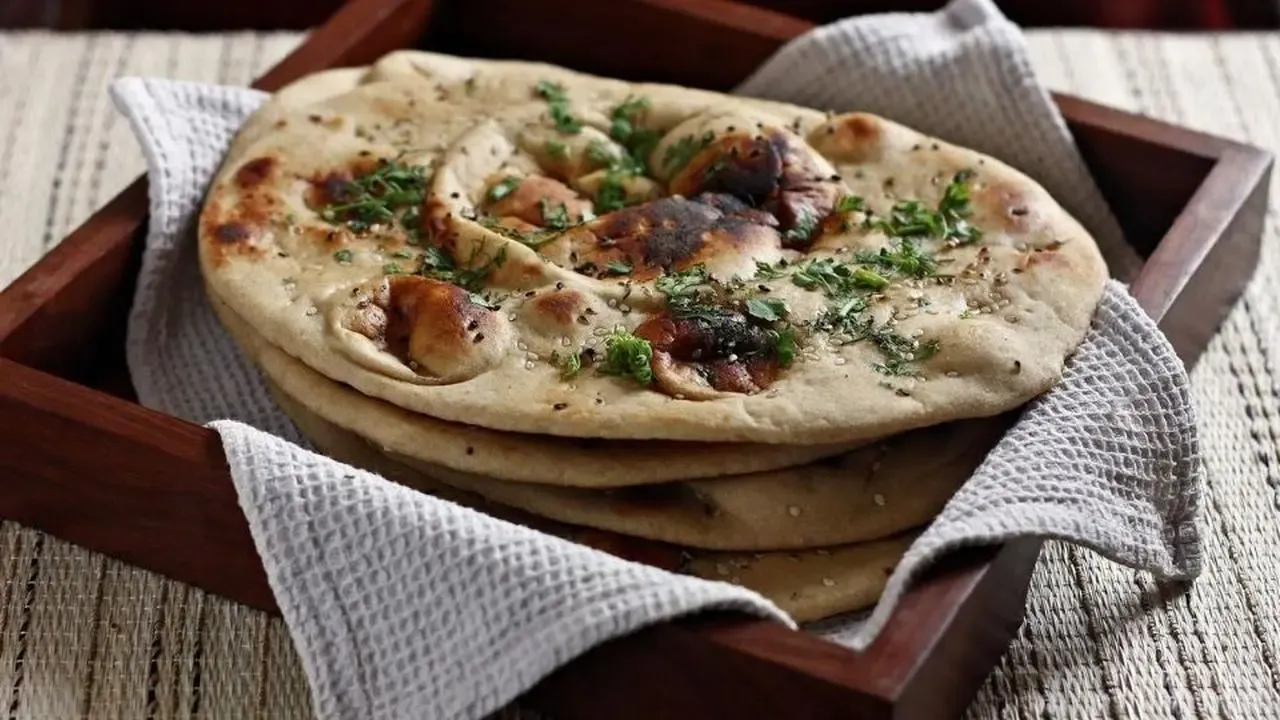 Zdjęcie Z czym jeść chlebek naan? Odkryj najlepsze połączenia smakowe