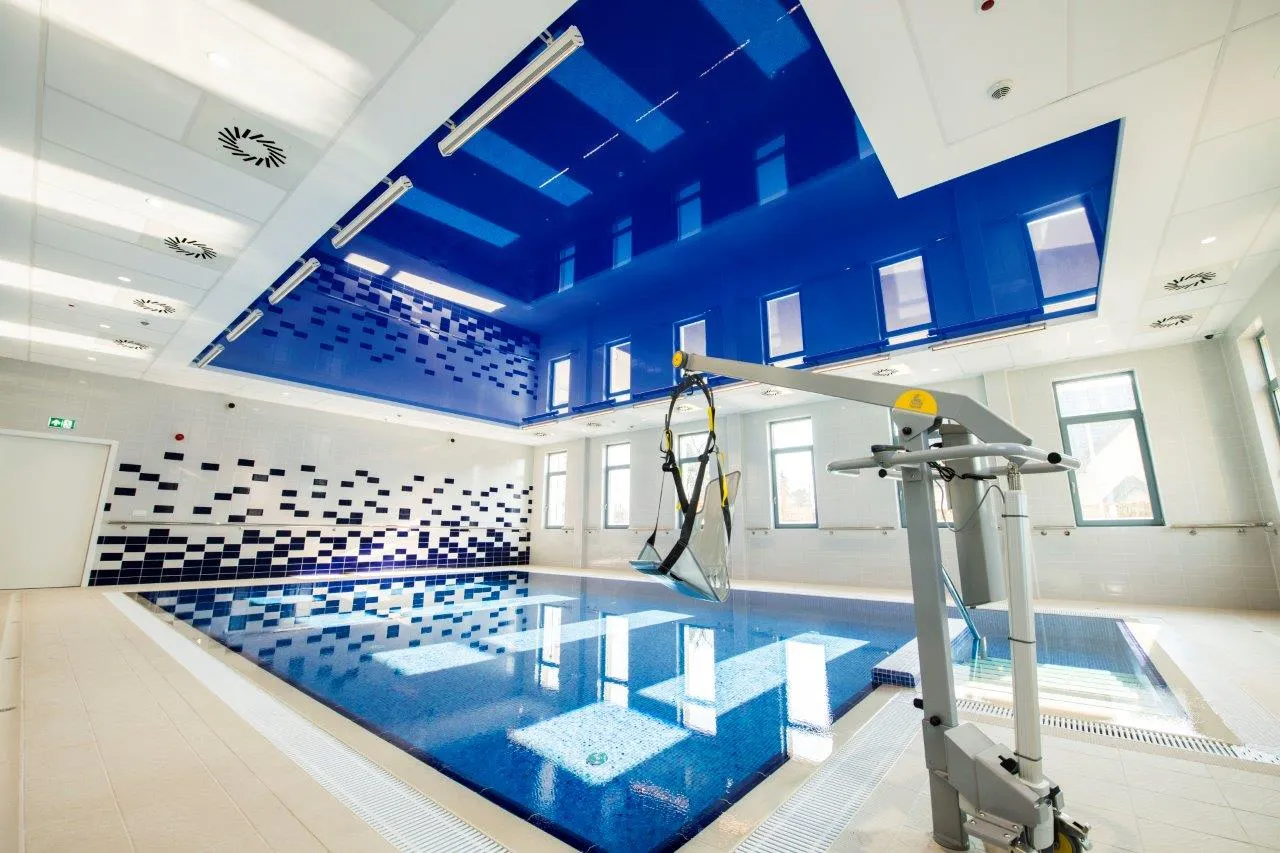 nowoczesna klinika rehabilitacyjna wnętrze sprzęt