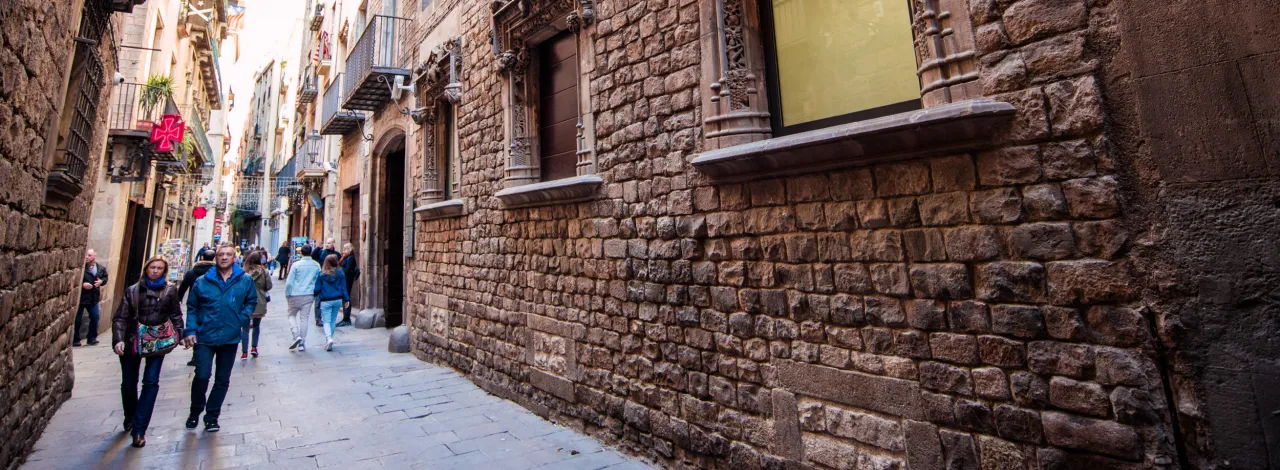 Urokliwe uliczki Dzielnicy Gotyckiej w Barcelonie
